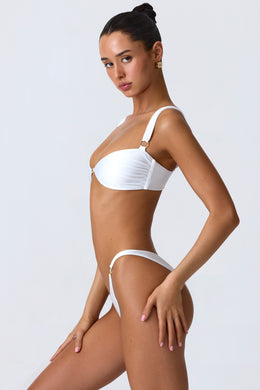 Bas de bikini effronté orné en blanc
