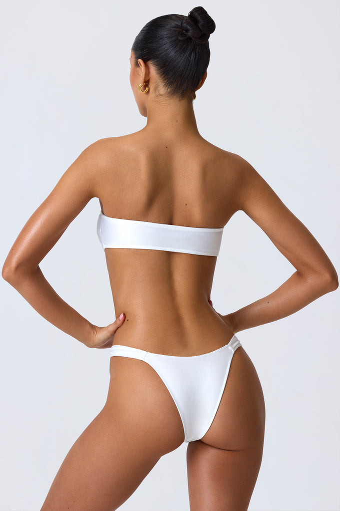 Bas de bikini coquin à larges bretelles ornées en blanc