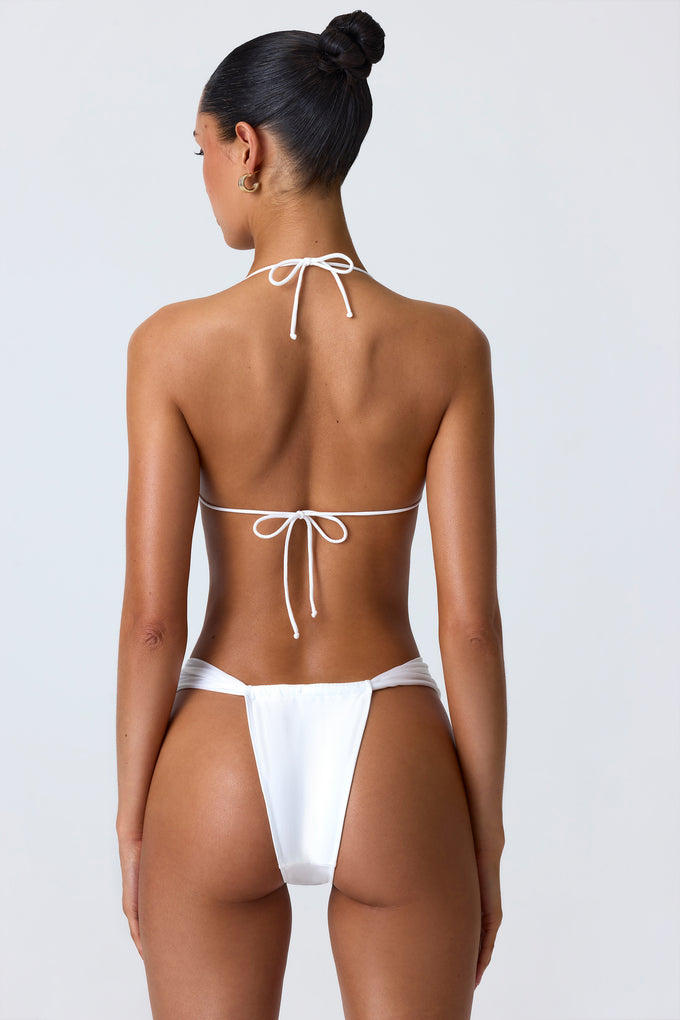 Bas de bikini effronté froncé en blanc