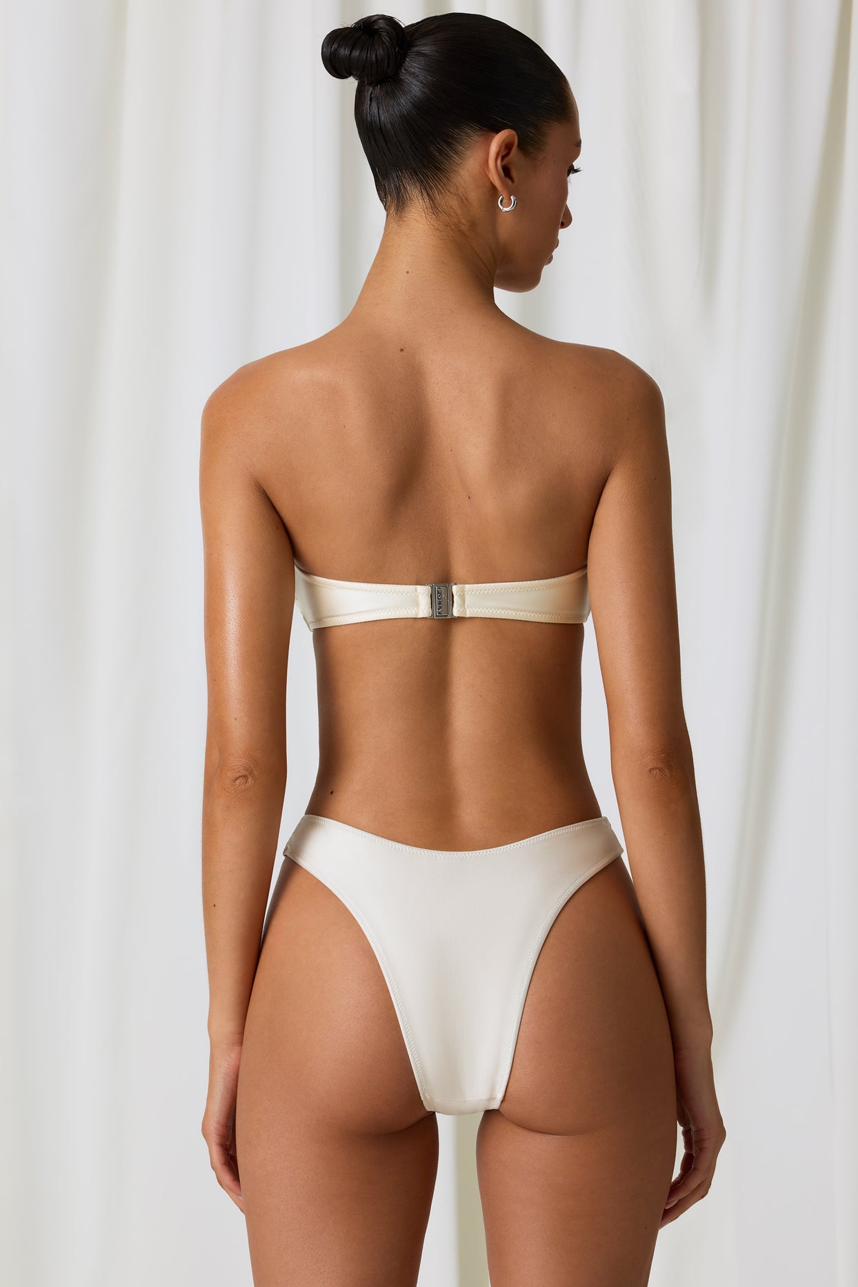 Haut de bikini bandeau à détails perlés en blanc perle