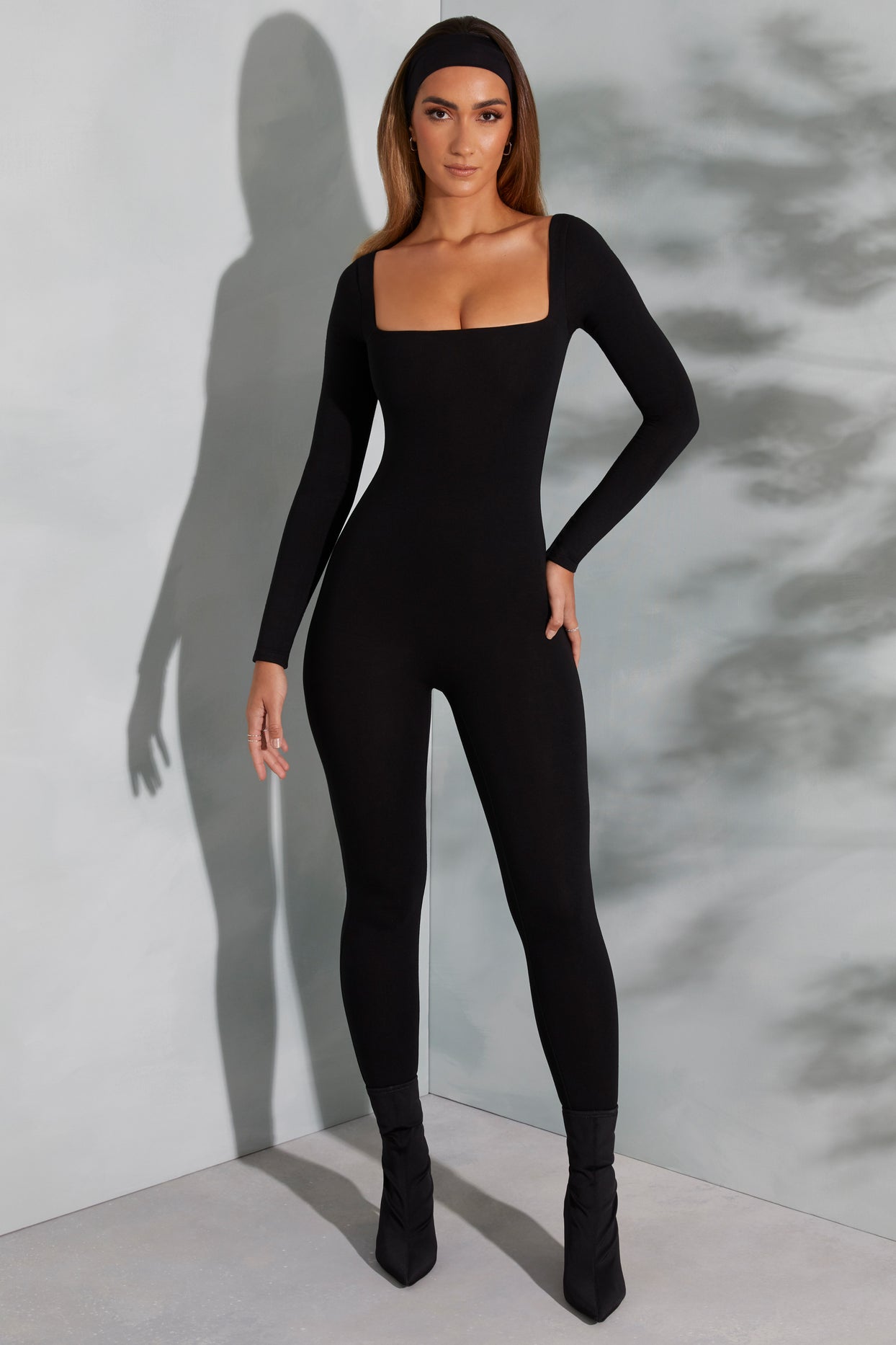 https://www.ohpolly.com/cdn/shop/products/3835_9_Black-Square-Neck-Jumpsuit.jpg?v=1704812747&width=1244
