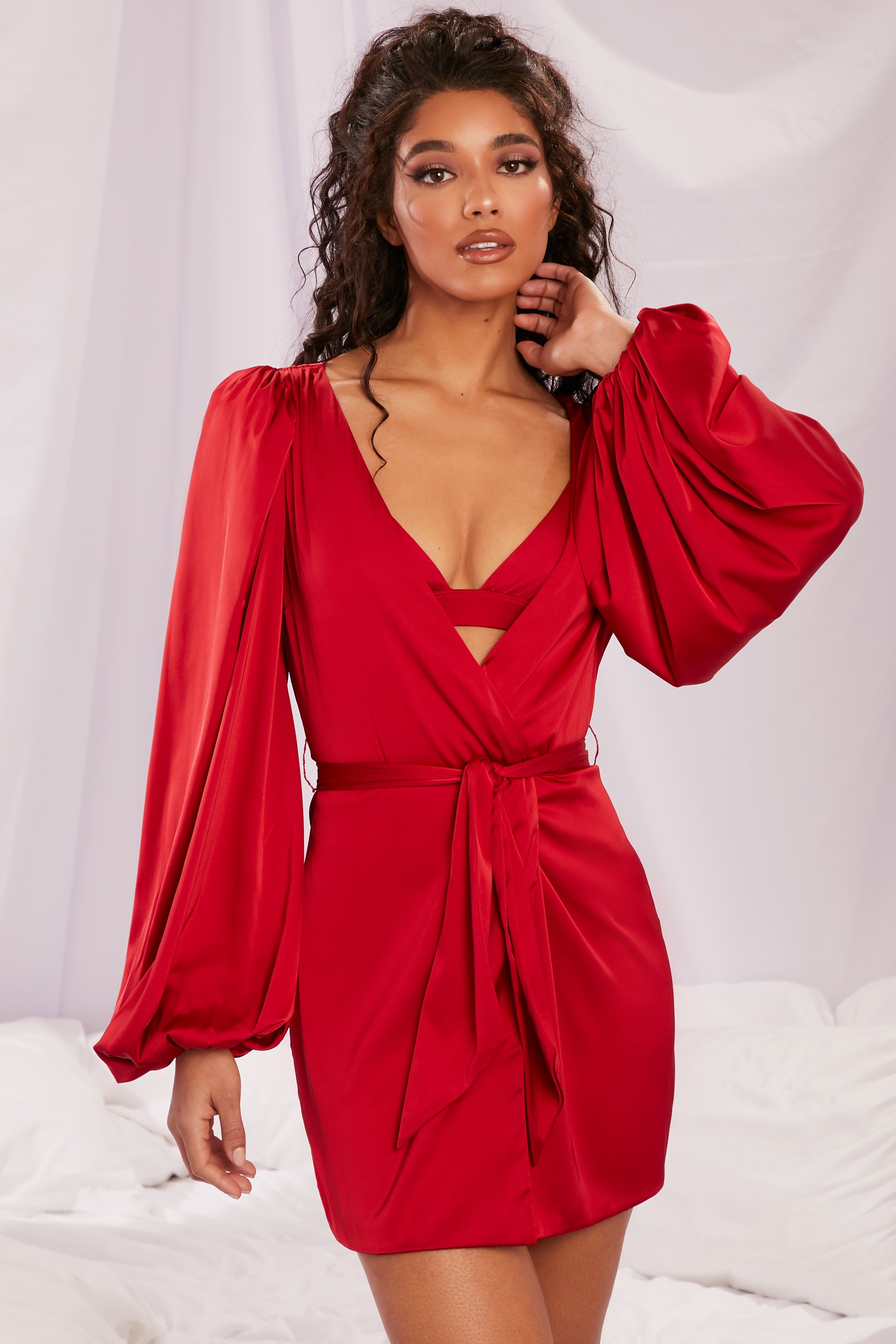 Robe en satin à manches ballon en rouge